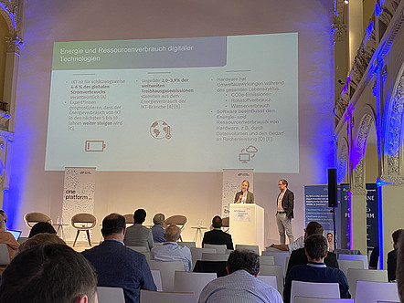 Präsentation von Lena Hoffmann und Christoph Streit. 