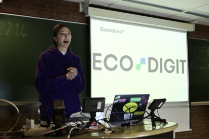 Josefine Kipke stellt das Projekt ECO:DIGIT auf der FOSDEM 2025 vor. 