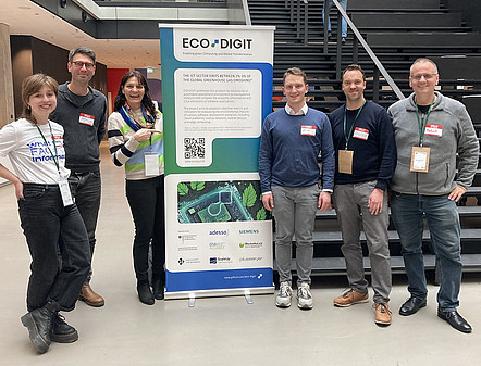 Teresa Zeck (GI), Nikolas Becker (GI), Carolin Rubner (Siemens), Yelle Lieder (adesso), Karsten Schörner (Siemens), Hubert Mooshofer (Siemens) neben dem ECO:DIGIT Rollup 