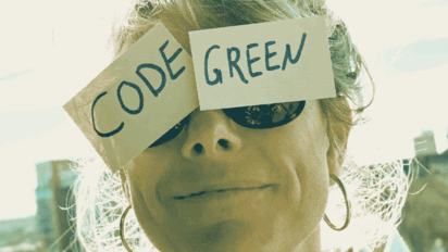Frau mit Schrift Code Green